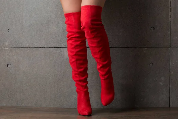 Weiblichen Sexy Beinen Hohe Rote Wildlederstiefel Konzept Gegen Eine Graue — Stockfoto