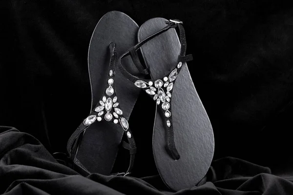 Elegantes Sandalias Mujer Negras Decoradas Con Piedras Contra Terciopelo Negro — Foto de Stock