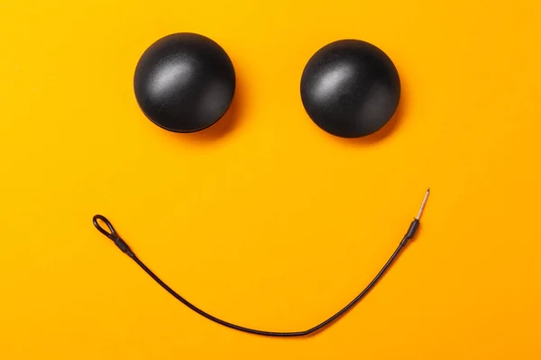 Gul Bakgrund Smiley Från Stöld Magnetiska Klipp Business Security Koncept — Stockfoto