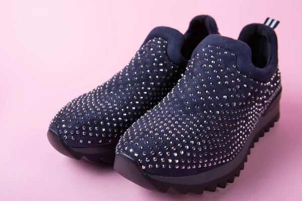 Синя Замшеве Взуття Стразами Рожевому Тлі Концепція Модного Взуття Покупок — стокове фото