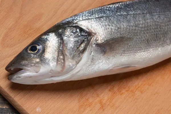 Peixe Fresco Mar Uma Placa Corte Madeira Tiro Close — Fotografia de Stock