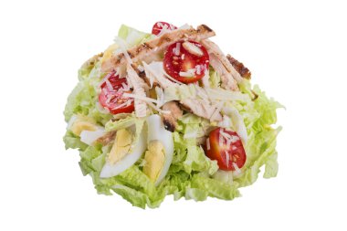 Tavuklu lahana salatası, domates ve haşlanmış yumurta, beyaz arka planda, izole