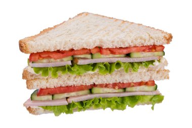 Kızarmış ekmek üzerine kızarmış ekmek, salatalık, domates ve marul, beyaz arka planda.