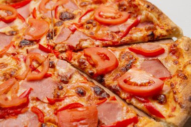 İtalyan pizzası, jambonlu, domatesli, pizza dilimli, yakın plan.