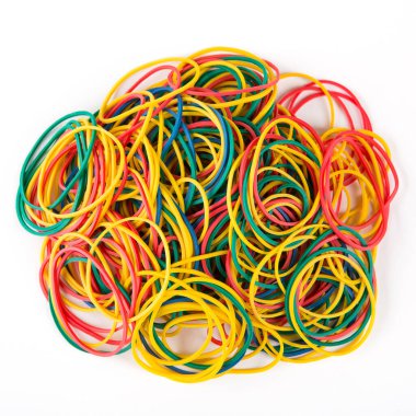 Bir yığın renkli kırtasiye bandı, beyaz arka planda, düz yatar, izole edilir.