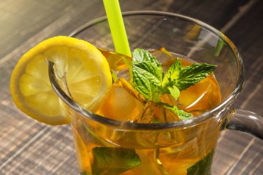 Limonlu tonik, buzlu soğuk çay ve nane.