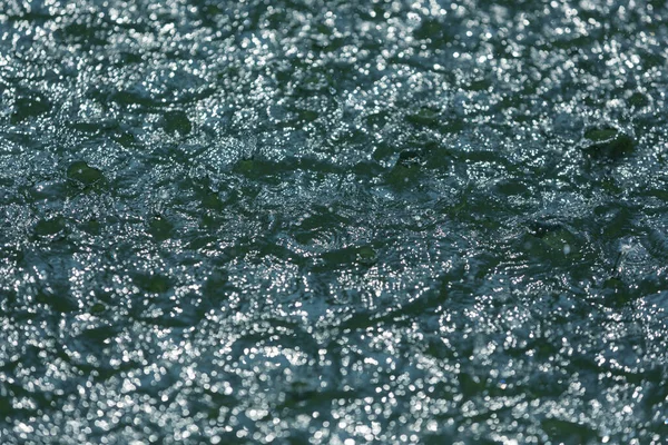 Ondas Pequenas Superfície Água Caindo Córregos Fonte Criar Respingo Gotas — Fotografia de Stock