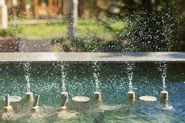 公園の美しい噴水 ジェットとスプラッシュ 夏と水の概念 クローズアップ撮影 — ストック写真