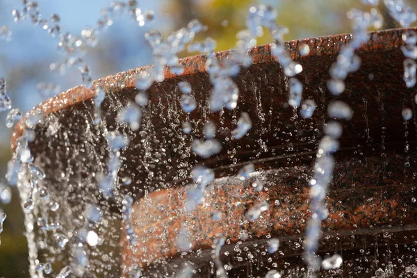 数多くのジェットと水滴 多くの水しぶき 夏と水の概念を持つ噴水要素 — ストック写真