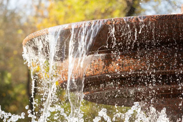 水の流れと素晴らしいスプラッシュ 夏の概念を持つ噴水要素 — ストック写真