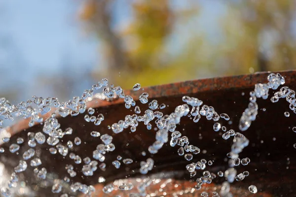数多くの水滴や水の飛沫を持つ噴水の要素 滴に焦点を当てます 夏とリフレッシュの概念 — ストック写真