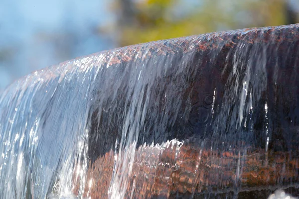 水の流れ夏とリフレッシュの概念を持つ噴水要素 — ストック写真