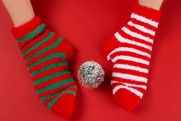 Female Hands Two Striped Christmas Socks Different Colors Hugging Christmas — Stock Photo, Image