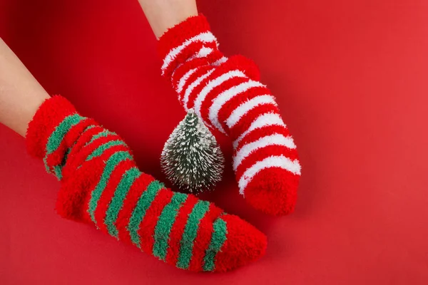 Las Manos Femeninas Hay Dos Calcetines Navidad Rayas Diferentes Colores — Foto de Stock