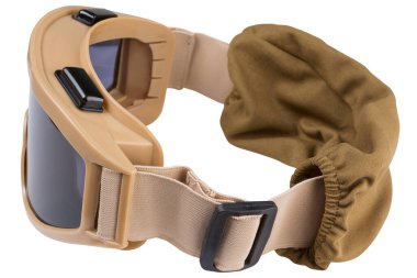 Çakal renginde ordu taktik gözlükleri, yakın plan, beyaz arka plan, yan görüş, izole