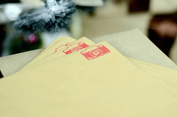 Mektuplar ve pullar, hediyeler için zarflar, para için zarflar..