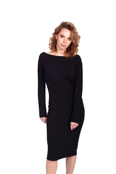 Beyaz arka planda siyah elbiseli güzel bir iş kadını.