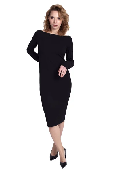 Siyah elbiseli güzel bir kız ve beyaz arka planda yüksek topuklu ayakkabılar.