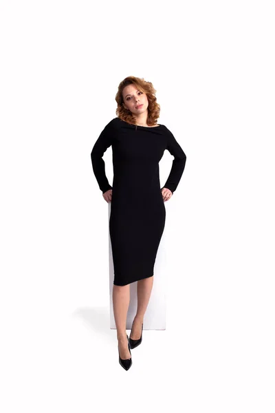 Güzel siyah elbiseli ve iş ortamında kendinden emin ve çekici bir kız.