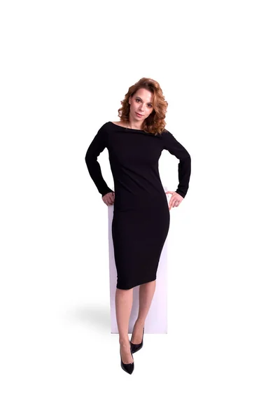 Güzel siyah elbiseli ve iş ortamında kendinden emin ve çekici bir kız.