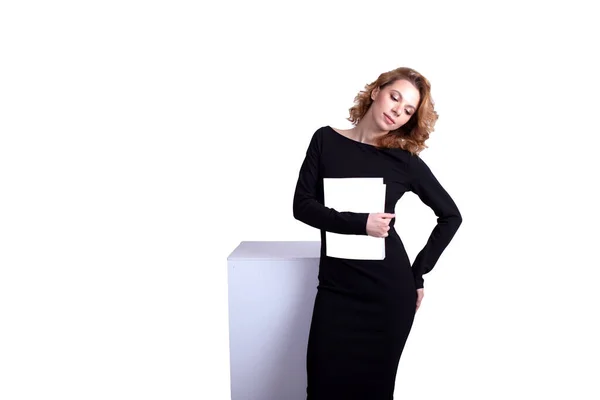 Beyaz arka planda belgeleri olan güzel siyah elbiseli çekici bir iş kadını.