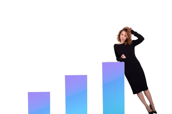 Siyah elbiseli güzel bir iş kadını beyaz arka planda siyah çizelgelerin yanında eli başının arkasında.