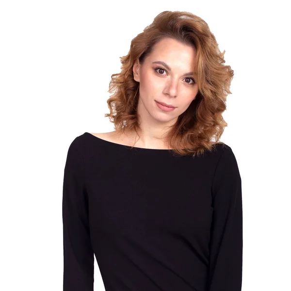 Siyah elbiseli ve beyaz arka planda yüksek topuklu ayakkabı giyen çekici bir iş kadını.