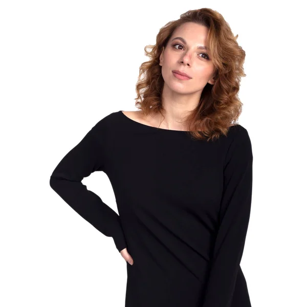 Siyah elbiseli güzel iş kadını beyaz arka planda bir şeyin hayalini kuruyor.