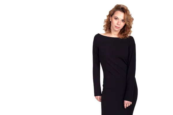 Beyaz arka planda siyah elbiseli güzel bir iş kadını.