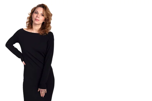 Siyah elbiseli iş kadını ve beyaz arka planda yüksek topuklu ayakkabı.