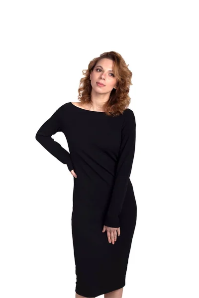 Siyah elbiseli güzel iş kadını beyaz arka planda bir şeyin hayalini kuruyor.