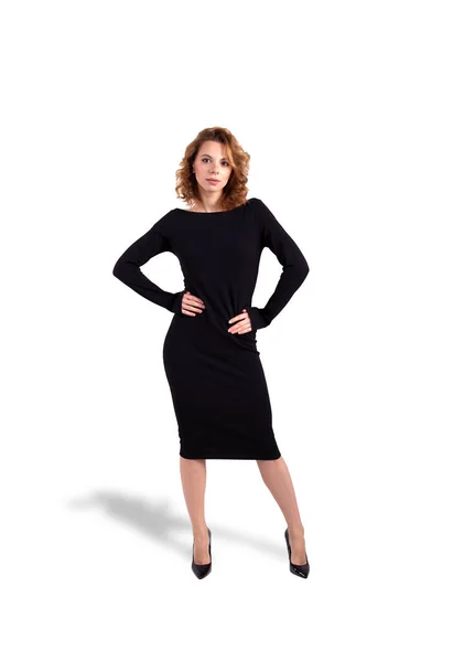 Siyah elbiseli çekici ciddi bir iş kadını ve beyaz arka planda yüksek topuklu ayakkabılar.