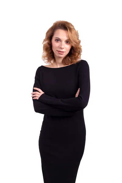 Kalın saçlı, beyaz arka planda siyah elbiseli, güzel, zayıf bir kadın.