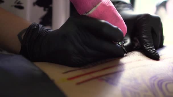 Tatuaggio Artista Facendo Tatuaggio Nero Con Macchina Rosa — Video Stock