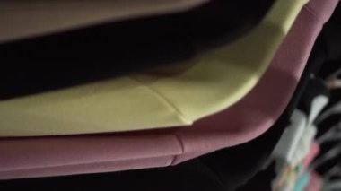 Moda galerisinde askıda bir sürü kapüşonlu var.