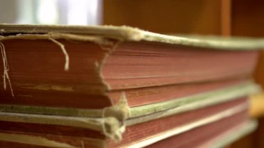 Masada bir yığın eski kitap