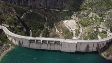 Guadalajara 'daki Buendia barajını gösteren uçuş. İspanya.