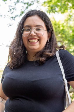 Güzel kız sokak fotoğraflarına poz veriyor ve ilk oyunculuk kitabını yazıyor.