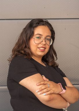 Güzel kız sokak fotoğraflarına poz veriyor ve ilk oyunculuk kitabını yazıyor.