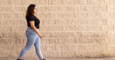 Güzel kız sokak fotoğraflarına poz veriyor ve ilk oyunculuk kitabını yazıyor.