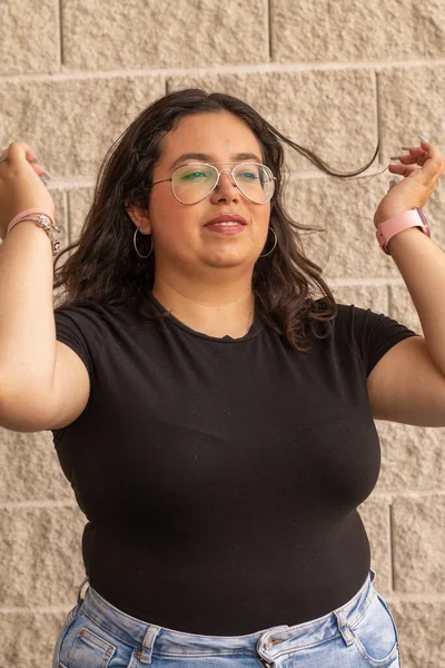 Menina Bonita Posando Para Tiros Rua Fazendo Seu Primeiro Livro — Fotografia de Stock