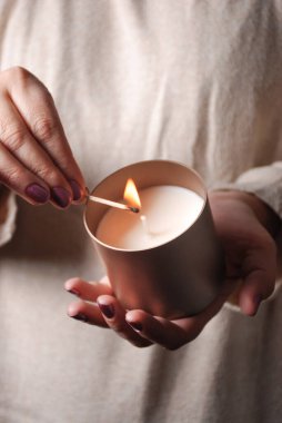 El yapımı soya mumları yakın.