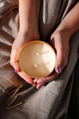 El yapımı soya mumları yakın.