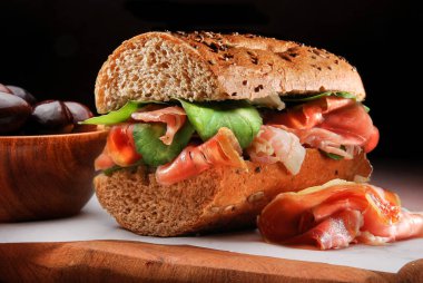 Jambonlu roka sandviçi yakın. 