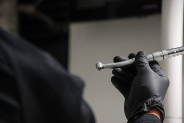 Profesyonel dövmeli adam sigara tutuyor, seçici odaklı.