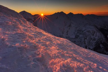 Turistlerin, kayakçıların ve doğanın inanılmaz durumlarının olduğu yüksek Tatra Dağları 'nın güzel kış manzaraları.