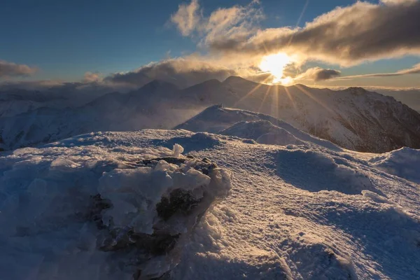 Schöne Winteransichten Der Hohen Tatra Mit Touristen Skifahrern Und Erstaunlichen — Stockfoto