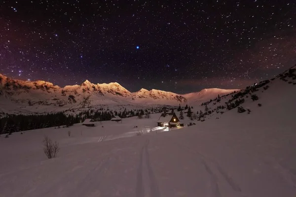 山と赤のテントでハイカーの背景に乳白色の方法で明るい星空 — ストック写真