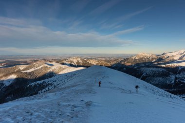 Turistlerin, kayakçıların ve doğanın inanılmaz durumlarının olduğu yüksek Tatra Dağları 'nın güzel kış manzaraları.