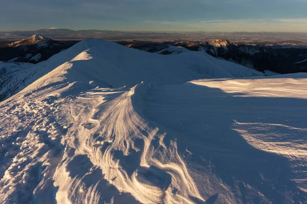 Schöne Winteransichten Der Hohen Tatra Mit Touristen Skifahrern Und Erstaunlichen — Stockfoto